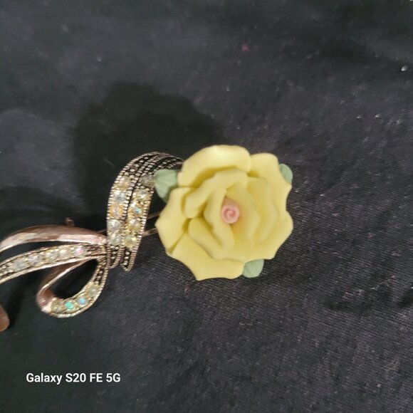 Vintage SWEET YELLOW ROSE Ceramic & Rhinestone BROOCH Pin AVON N R - Picture 2 of 5
